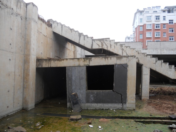 （2011年）平邑明德花園超市（地下），因地下水位變化導(dǎo)致框架梁、柱開裂